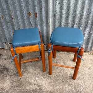 Lote anterior: Set de 2 bancos de madera y cuero azul