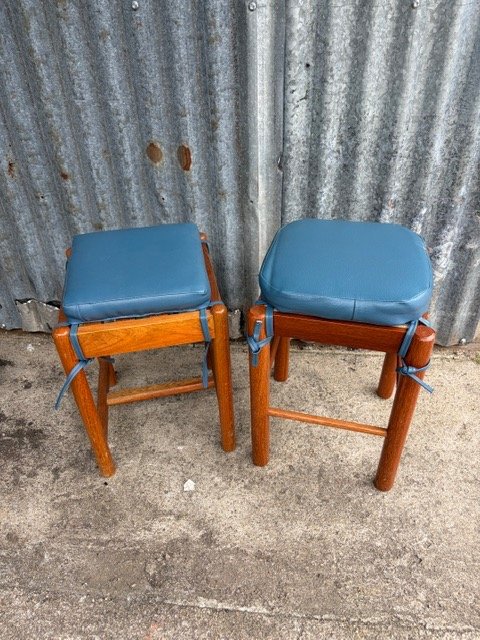 Set de 2 bancos de madera y cuero azul
