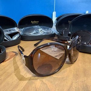 Lote siguiente: 8 Pares de Lentes de Sol - 4 Modelo 1 y 4 Modelo 2