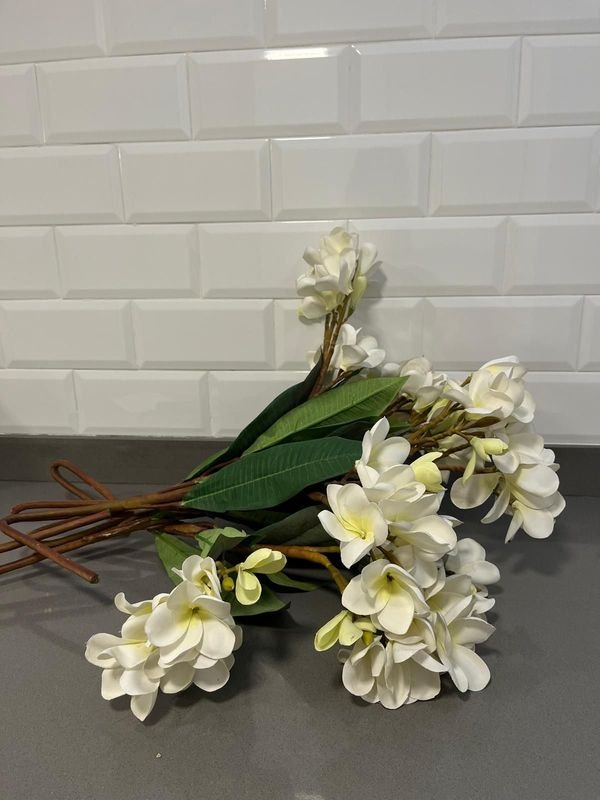 Ramo de Flores de Tela Blancas y Verdes