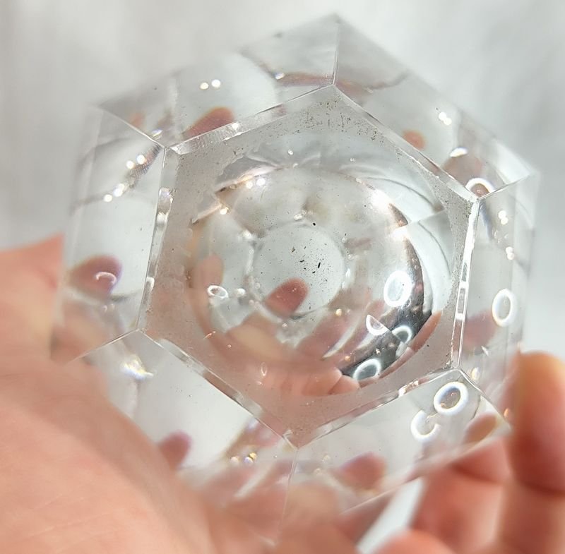 Hermoso florero miniatura en cristal tallado al ácido con imagen de ángel numerado en la base - imagen 3