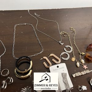 Lote de Bijouterie Variada: Collares, Aros y Accesorios - imagen 3