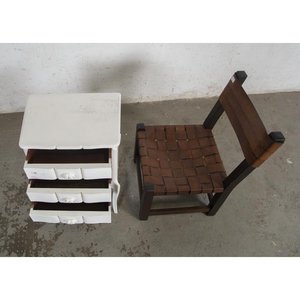 Mesita de Luz Blanca Estilo Regencia con Tres Cajones y Silla Matera de Madera y Cuero - imagen 2