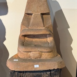 Escultura "Cara" en Piedra de Aurelio Lebrato sobre Pedestal de Durmiente - imagen 3