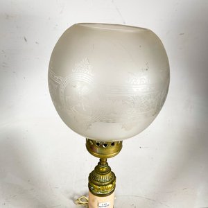 Lámpara de Mesa Bronce y Mármol con Globo Esmerilado y Talla "Caballos" - imagen 3