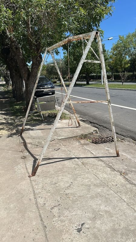 Lote siguiente: Arco de hamaca blanca en mal estado