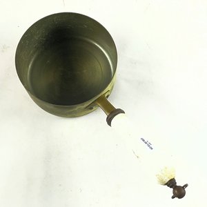 Olla Antigua de Cobre con Asa de Cerámica Decorada - imagen 2