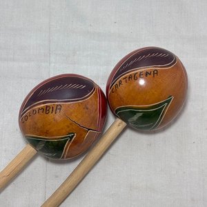 Maracas Artesanales de Madera y Calabaza, Decoradas con "Colombia Cartagena" - imagen 3