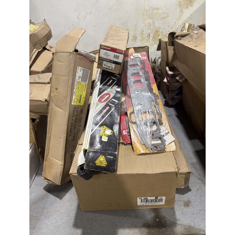 Lote siguiente: Lote de repuestos automotrices variados