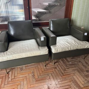 Lote siguiente: Par de Sillones Vintage con Almohadones