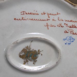 Cofre Oval de Porcelana Sèvres Azul Cobalto con Escena Romántica y Detalles en Oro - imagen 5