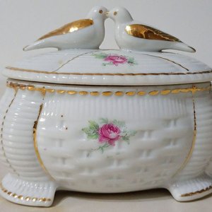 Lote siguiente: Antiguo Alhajero de Porcelana Blanca con Pájaros y Rosas Doradas