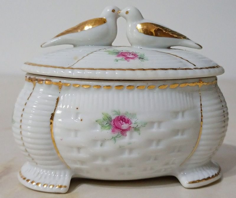 Antiguo Alhajero de Porcelana Blanca con Pájaros y Rosas Doradas
