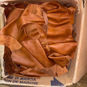 Lote de Retazos de Cuero en Varios Tonos para Artesanos - imagen 3