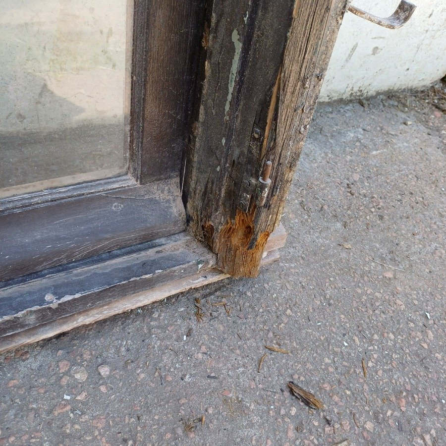Ventana antigua de cedro con marco de pinotea - imagen 4