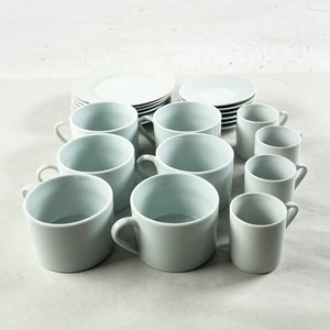 Lote anterior: Veintidos piezas en porcelana blanca, tazas, pocillos y platillos