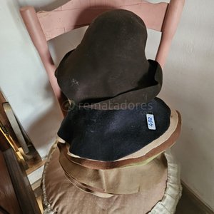 Lote siguiente: Lote de Sombreros de Fieltro y Tela