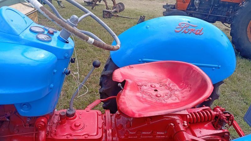 Tractor Ford Vintage con Accesorios - imagen 2
