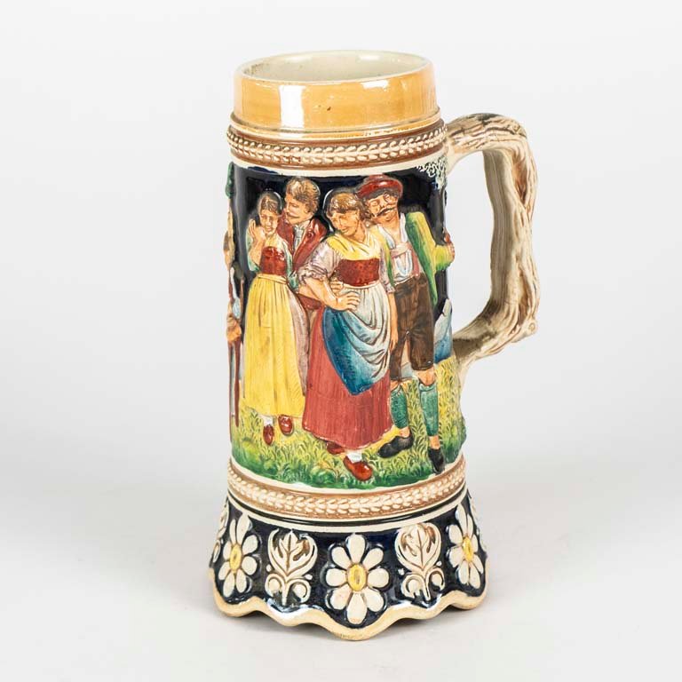 Lote siguiente: Jarra de cerveza musical con escenas en relieve