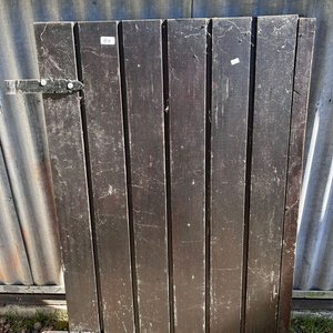 Juego de Dos Postigones de Madera con Herrajes - imagen 1
