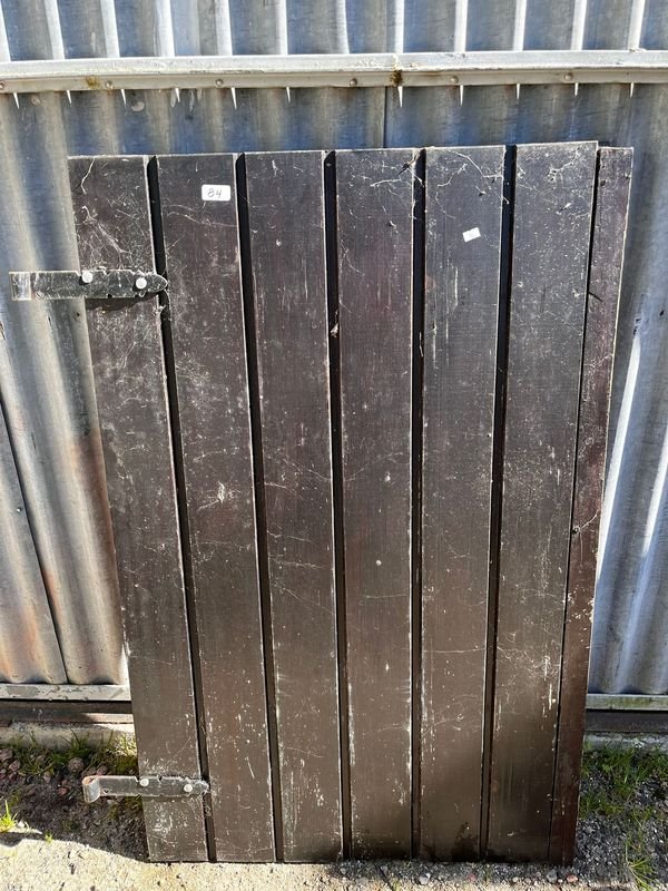 Juego de Dos Postigones de Madera con Herrajes