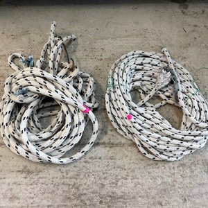 Lote siguiente: Dos Rollos de Cuerda Gruesa Blanca con Trazos Negros