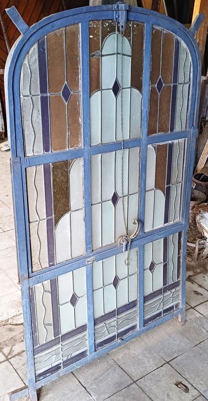 Ventana de hierro con vitrales y marco arqueado - imagen 5