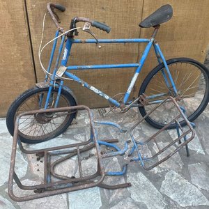 Bicicleta de Reparto Antigua con Canastos y Cartelería - imagen 8