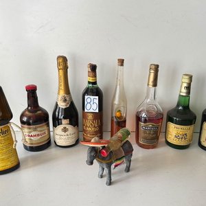 Lote de Botellas de Bebidas Antiguas y Figura de Burro Cargado - imagen 2