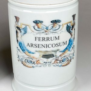 Par de frascos de farmacia en porcelana, superficie blanca, decorados en variado colorido con inscripciones. Alto 20 cm. - imagen 3