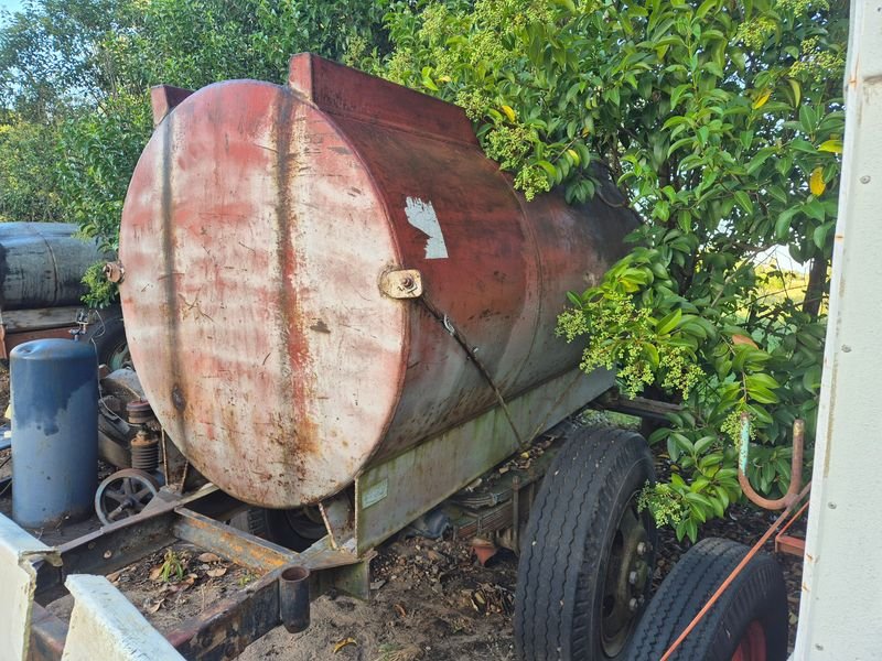 TANQUE CISTERNA SOBRE FUERTE ZORRA DE HIERRO EN BUEN ESTADO - imagen 3