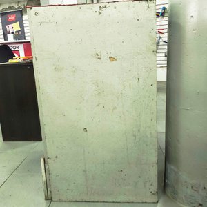 Mueble Auxiliar Metálico con Cubierta Acanalada y Estantes - imagen 3