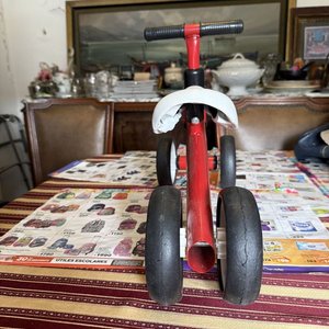 Triciclo Infantil Rojo y Negro sin Pedales - imagen 6