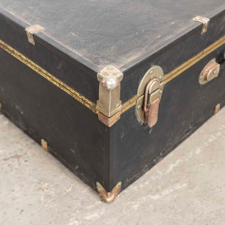 Baúl antiguo de viaje con detalles de uso y óxido - imagen 2