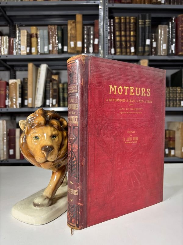 Lote siguiente: Libro antiguo con estatua de león