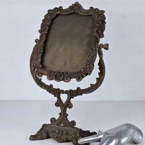 Lote anterior: Espejo de Mesa Tocador Basculante con Marco Ornamentado en Bronce