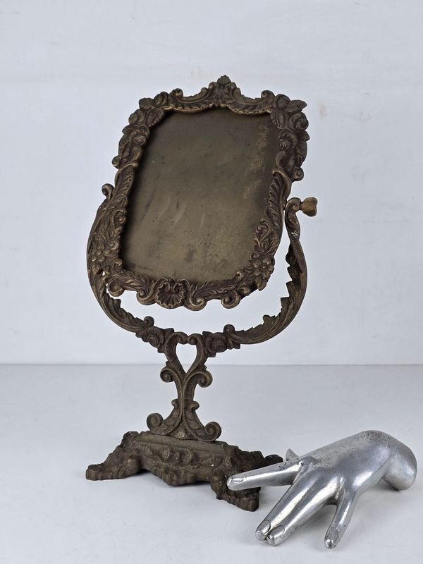 Espejo de Mesa Tocador Basculante con Marco Ornamentado en Bronce