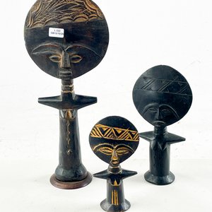 Lote de Tres Figuras Africanas de Madera Tallada - imagen 1