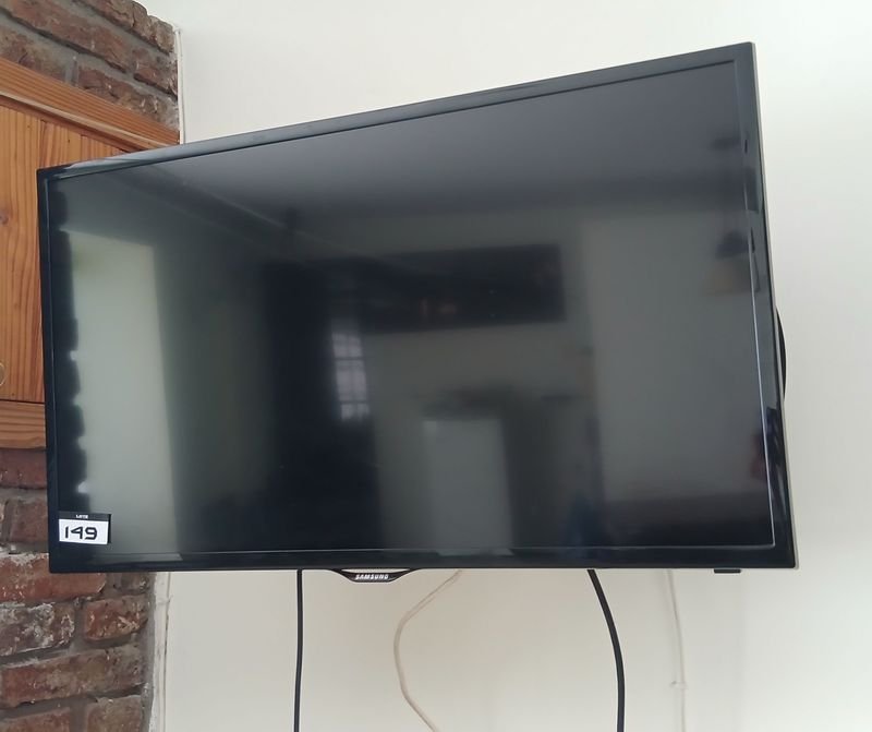 Televisor Samsung 32" Pantalla Plana con Soporte Articulado y Control Remoto