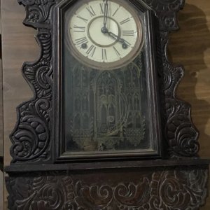 Lote siguiente: Reloj de Pared Antiguo con Caja de Madera Oscura y Tallados Ornamentales