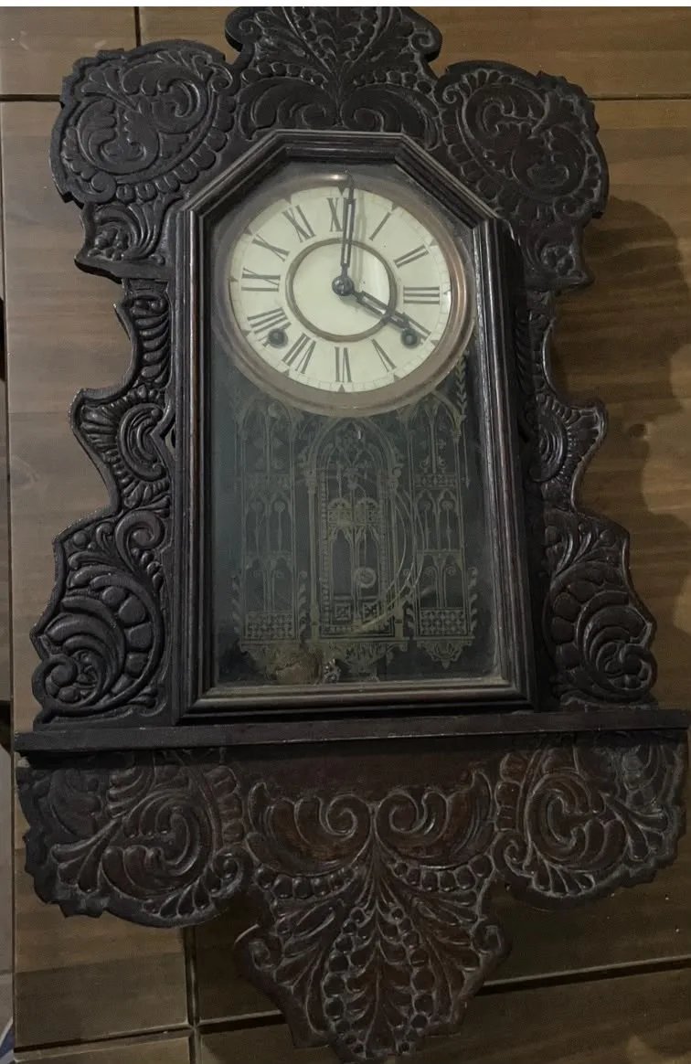 Reloj de Pared Antiguo con Caja de Madera Oscura y Tallados Ornamentales