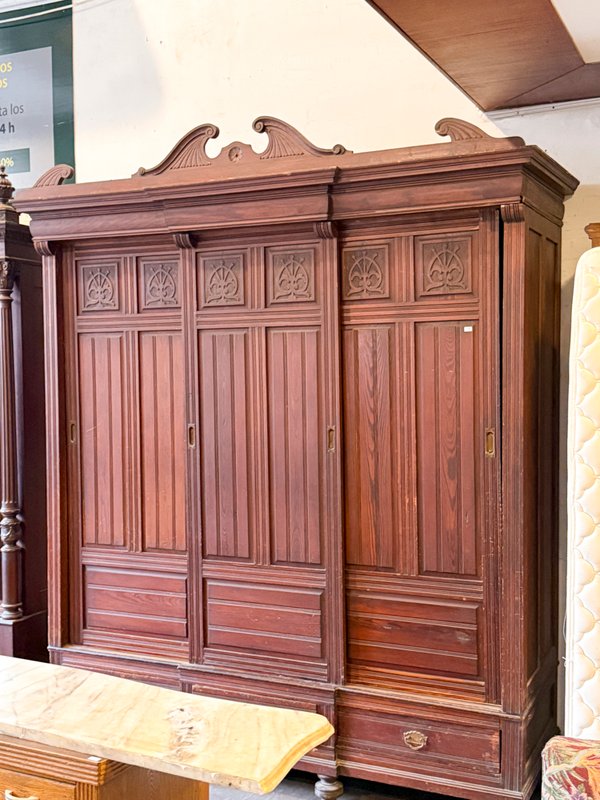 Armario Antiguo de Madera Oscura con Detalles Tallados
