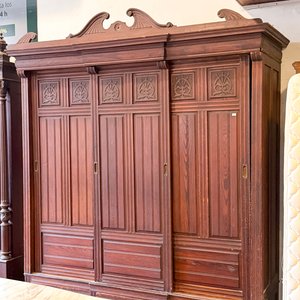 Lote anterior: Armario Antiguo de Madera Oscura con Detalles Tallados