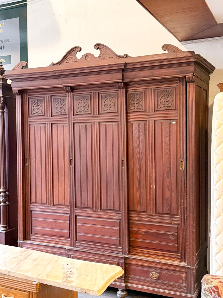 Armario Antiguo de Madera Oscura con Detalles Tallados