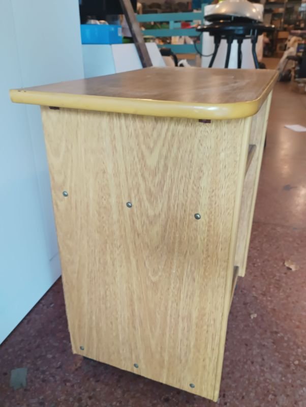 Mesa de madera con tres estantes - imagen 4