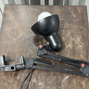 Lámpara de Escritorio Negra con Brazo Extensible y Abrazadera - imagen 5