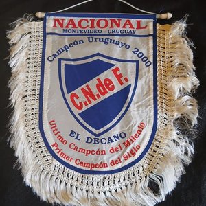 Lote siguiente: Banderín de Gala Club Nacional de Football Campeón Uruguayo 2000