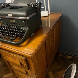 Escritorio Antiguo de Madera con Tapa de Vidrio y Cajones - imagen 2