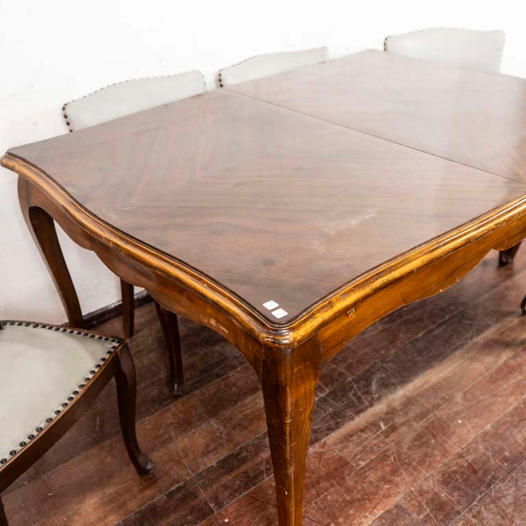 Mesa de comedor francesa con sillas tapizadas en cuerina gris - imagen 2