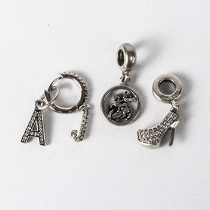 Lote siguiente: Tres Dijes de Plata con Circones: Letra A, Caballo y Zapato Tacón
